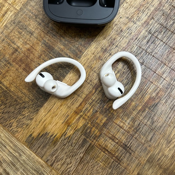 Powerbeats Pro Totally wireless headphones. Ivory. - Picture 5 of 10